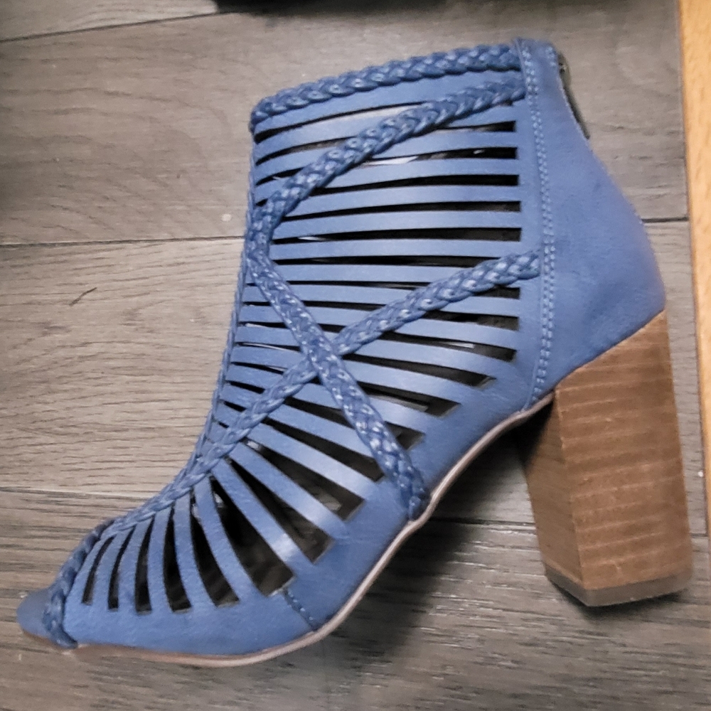 Shoes - Picture 4 of 4